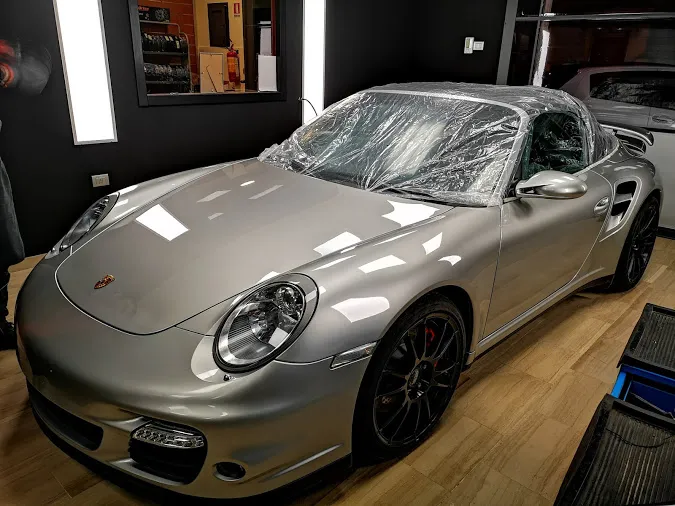 Porsche 911 argento nello studio di detailing